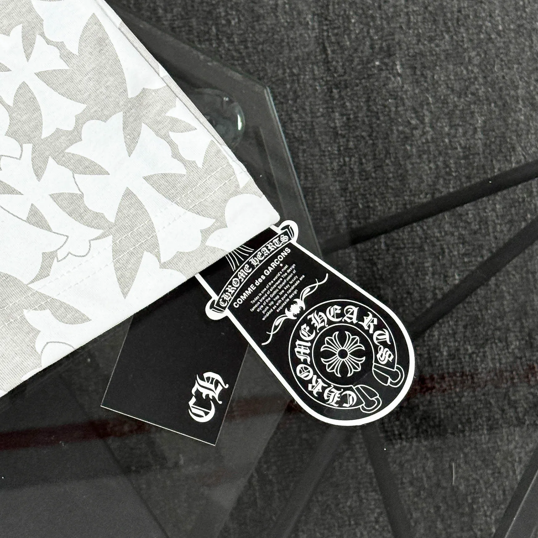 P180 Chrome Hearts 25 high-end versions. The fabric is made of 300 grams of high-density pure cotton. It does not deform or shrink. It has three labels. It is the same style for men and women. Technology: all-over printing + digital printing. Color: white, black. SIZE: S-XL.